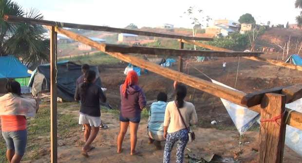 Desalojan a invasores de terreno de Dinoselva en Yurimaguas - Diario Voces