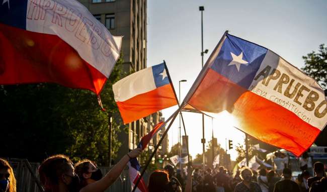HERMOSA MAÑANA, VERDAD? Chile aprobó el proceso constituyente y una multitud celebró en las calles 