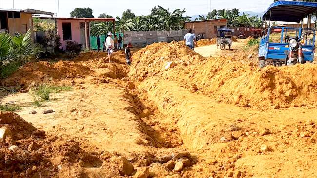  Ante la falta de respuesta de EMAPA, vecinos de ex carretera a Yurimaguas excavaron para colocar tuberías