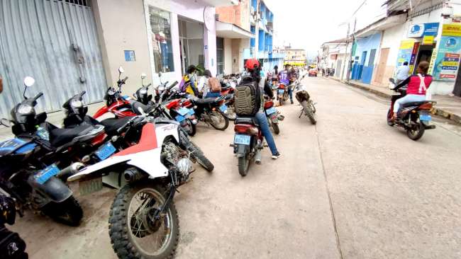  Motocicletas mal estacionadas causan caos vehicular en el centro de Tarapoto